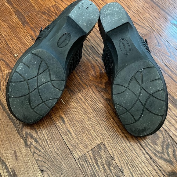 Great Slip on Clogs with a slight heel! Perfect for on the go! - Picture 2 of 2